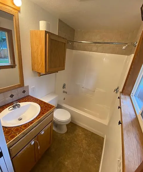 Full Bath off Master