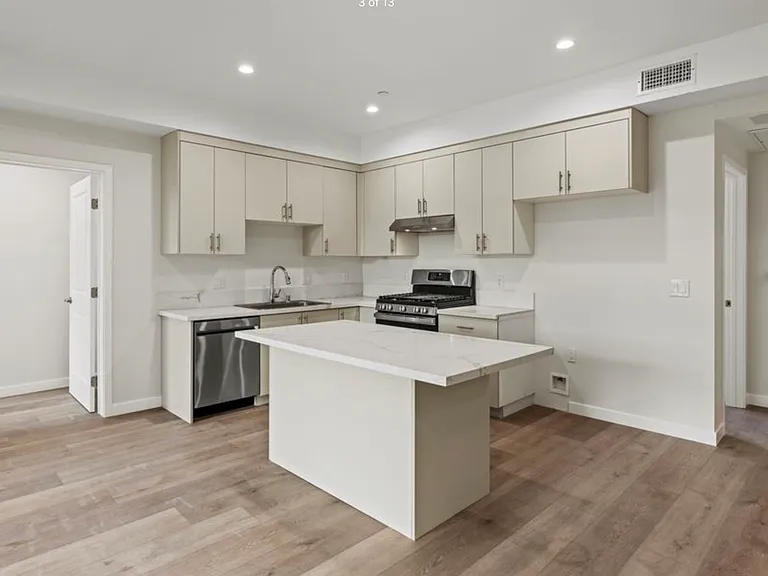 540 Oak St #104 — Photo 6