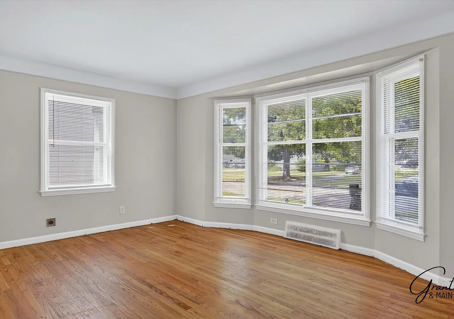 $1550 3 bedroom Redford bungalow — Photo 3