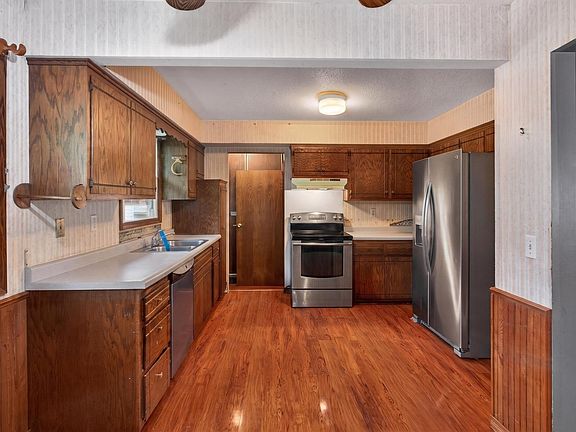 5th image of 2046 Reaney Ave E