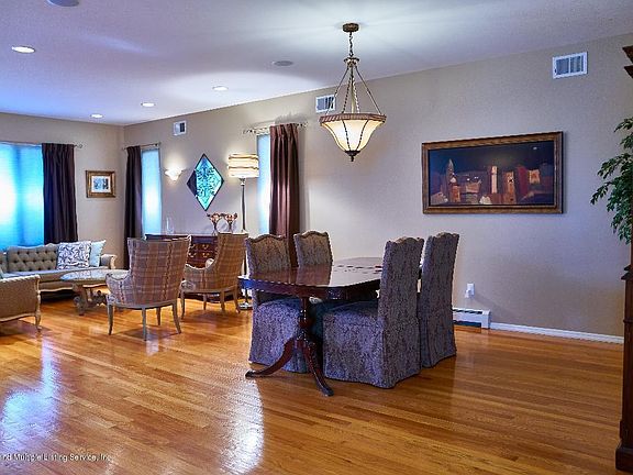 5th image of 219 Aspinwall St