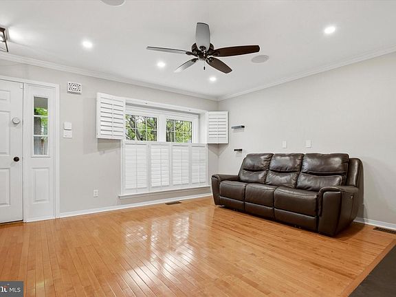 4th image of 3 Windsor Cir