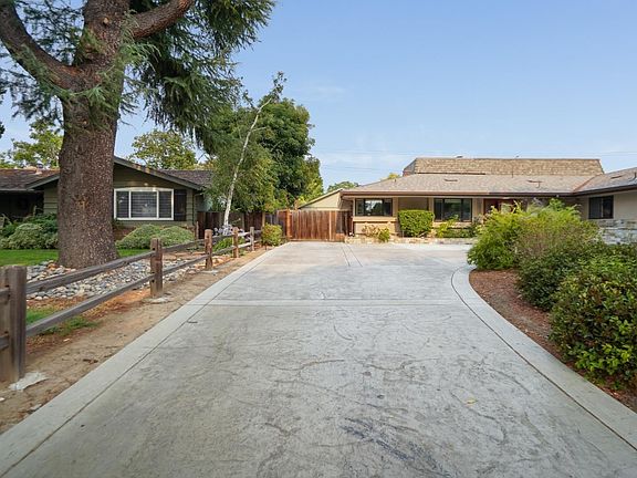 3rd image of 2872 Castle Dr