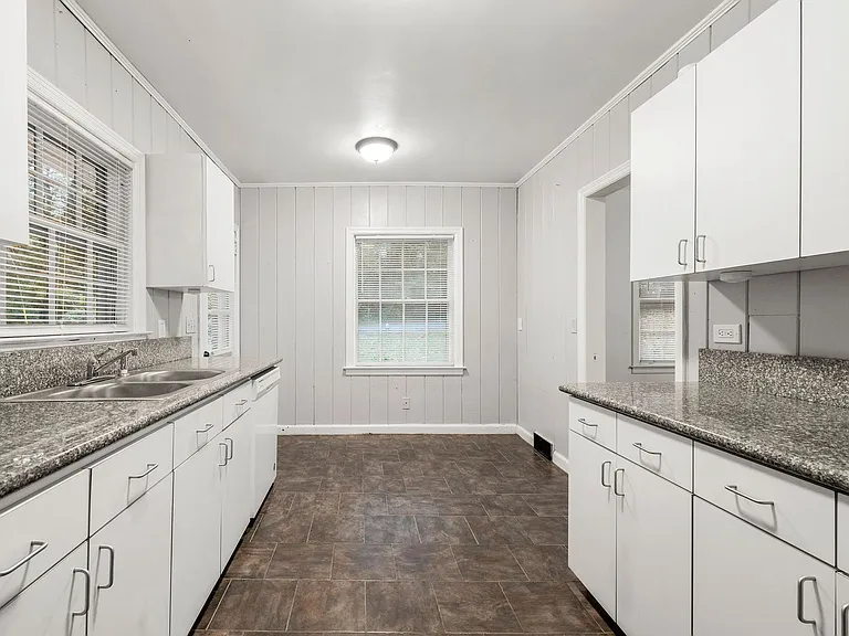 3596 N Stratford Rd NE — Photo 3