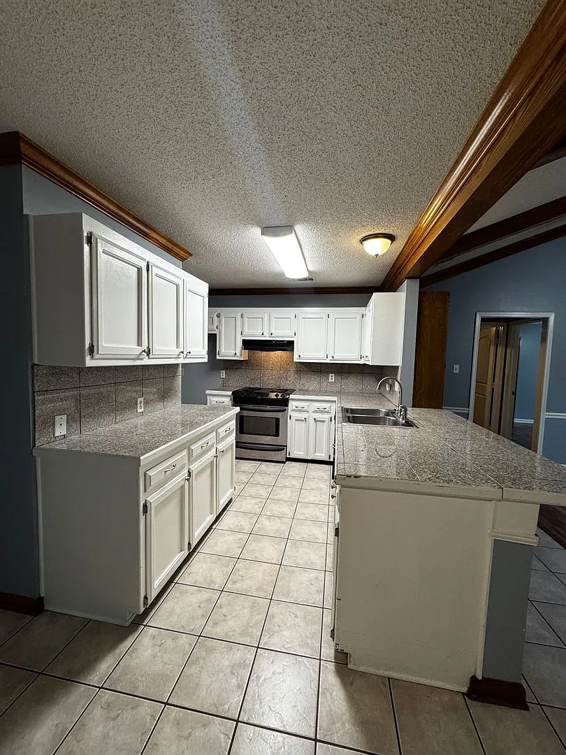 3BD/2BA House for Lease in Fairwood Estates! — Photo 4