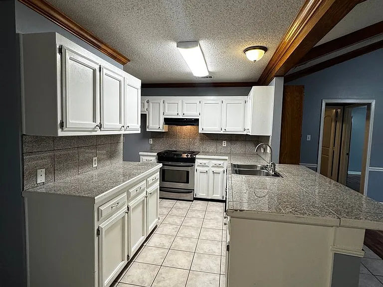 1729 Tallwood Dr — Photo 4