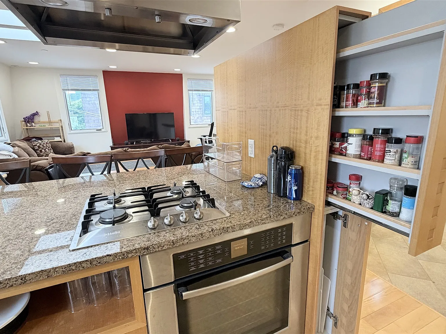 1 bed, 700 sqft, $2,900 — Photo 3