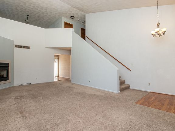 3rd image of 826 Winfield Dr