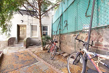 Rented by R New York