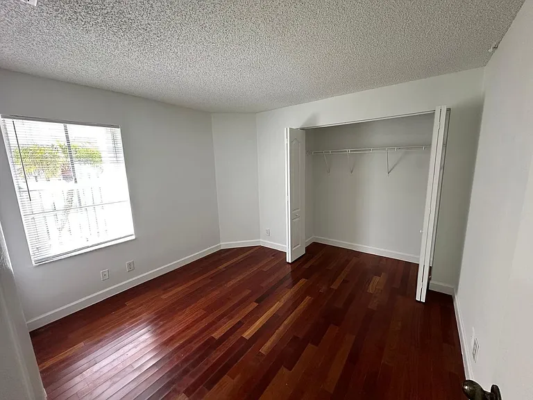1051 Briar Ridge Rd — Photo 6