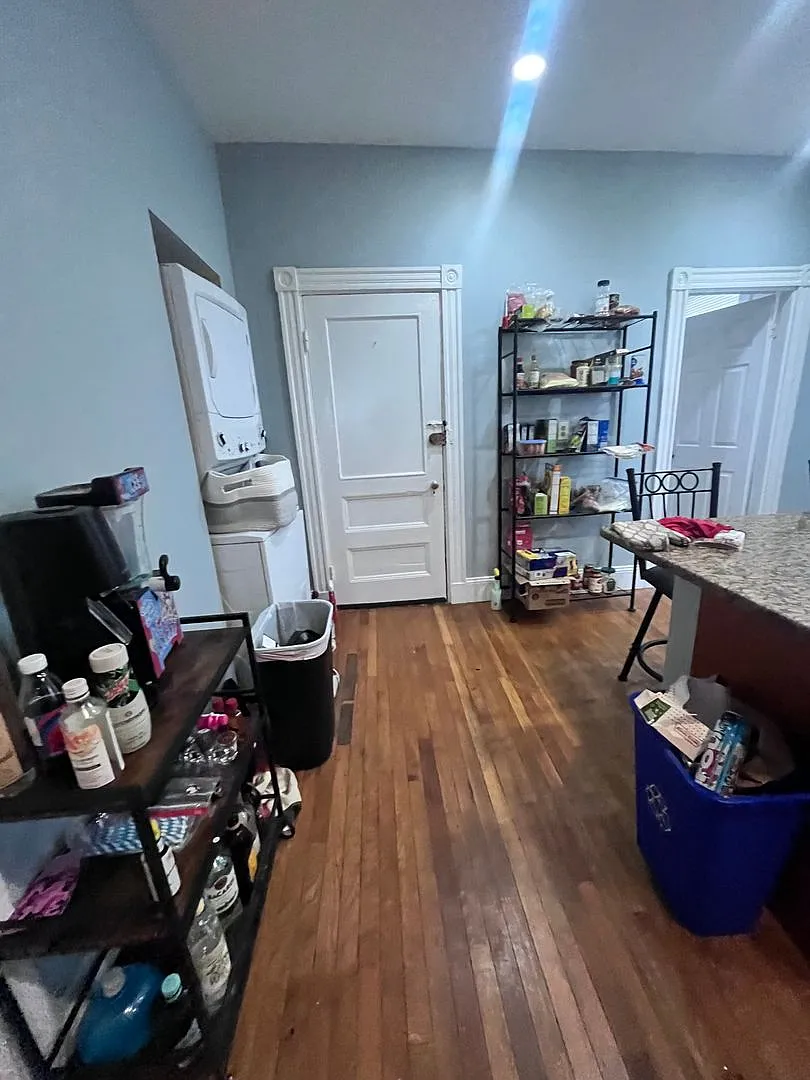 Large 5 Bed / 2 Bath Mission Hill Apartment w/ In-Unit Laundry — Photo 4