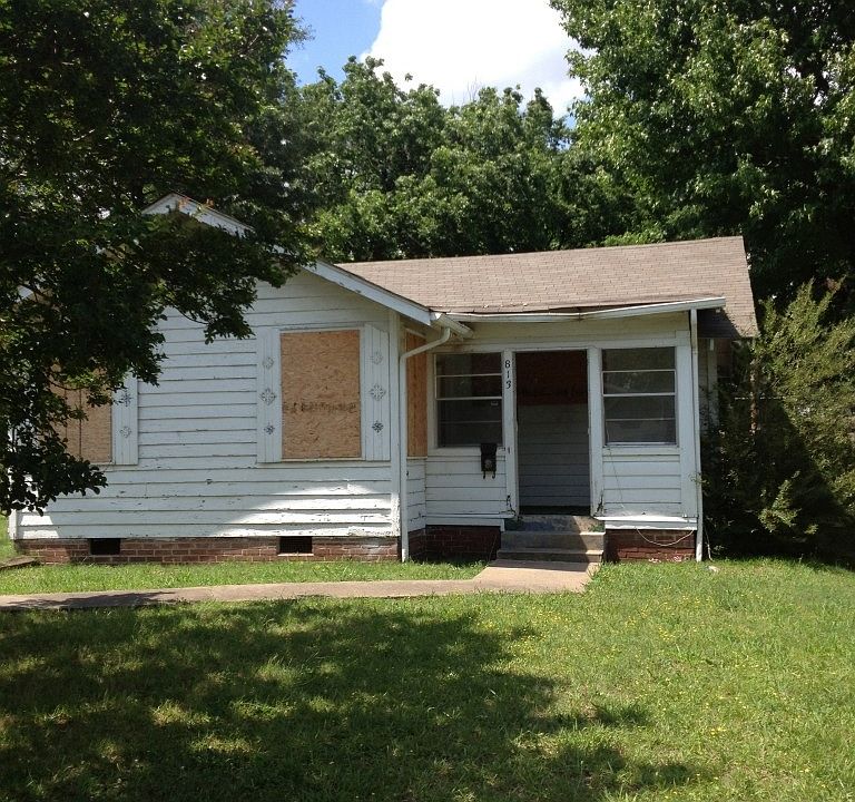1st image of 813 W 20th St