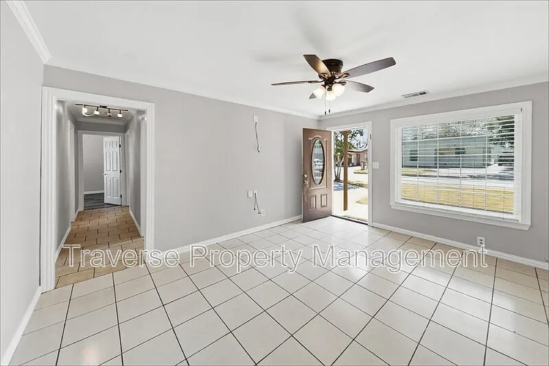 3 bed, 1.0 bath, 888 sqft, $1,750 — Photo 4