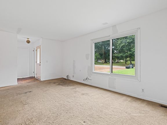 5th image of 516 Doral Country Dr