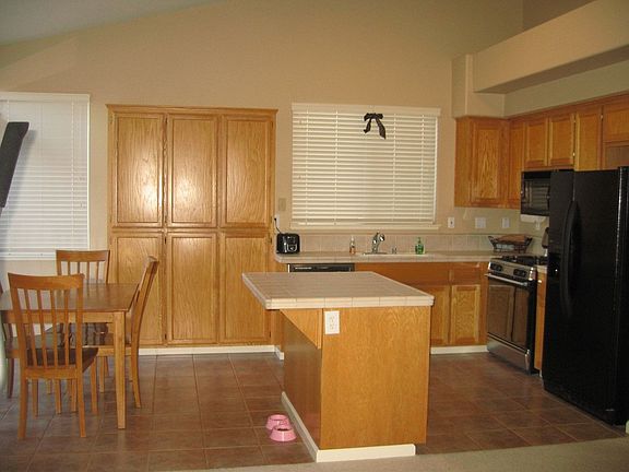 Kitchen & Breakfast Area