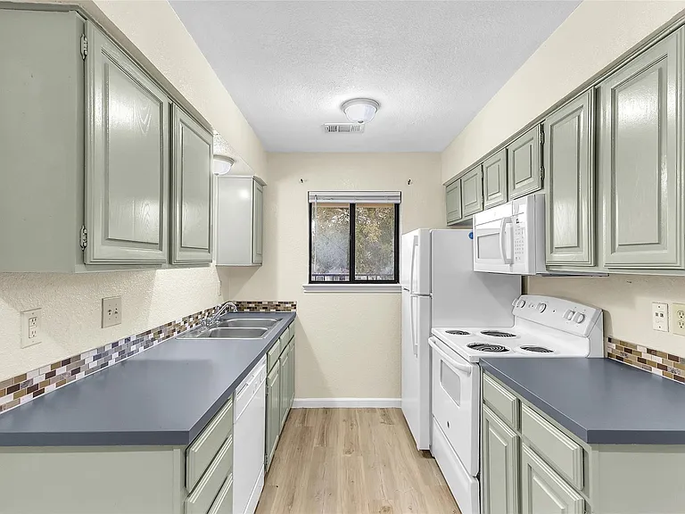 209 W Trinity St #C — Photo 6