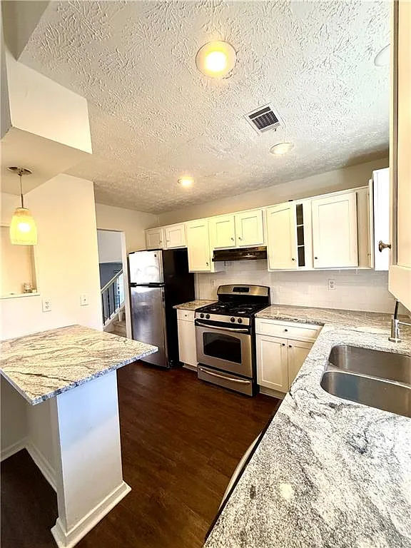 4 bed, 2.0 bath, 1800 sqft, $2,400 — Photo 4