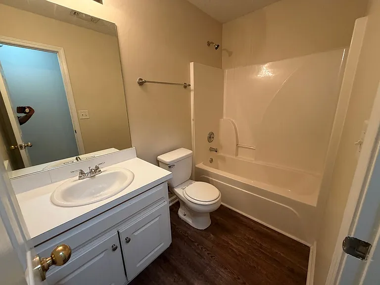 211 Ravenwood Ct — Photo 9