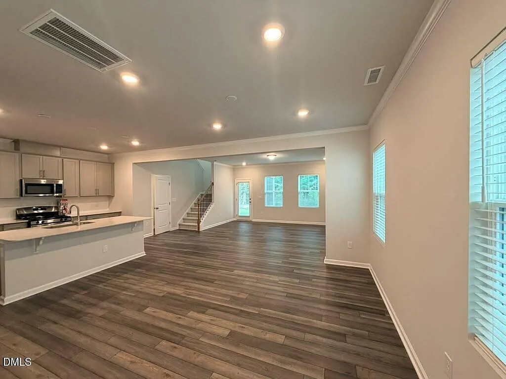 3 bed, 2.5 bath, 1995 sqft, $2,195 — Photo 4