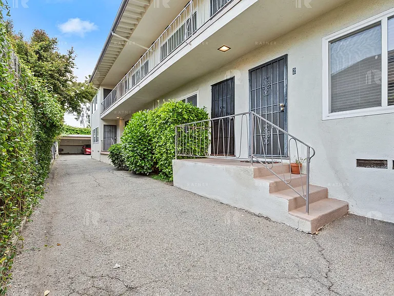 (Ar/Jo/Yo:B) 1411 N. Mansfield Avenue — Photo 13
