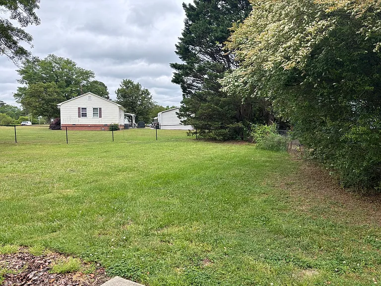 1000 Mount Holly Huntersville Rd #B — Photo 28