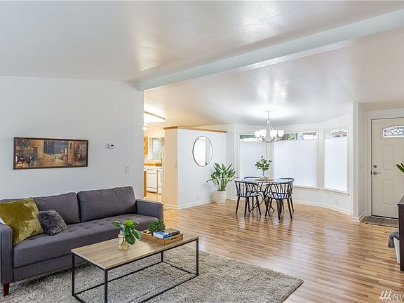 5th image of 2097 Victoria Ave
