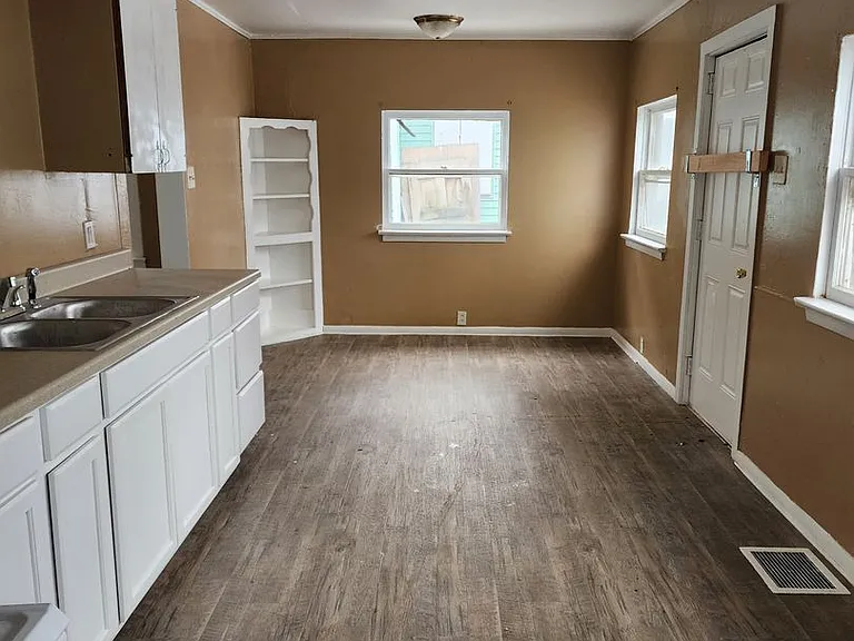 933 S Greenlawn Ave — Photo 14
