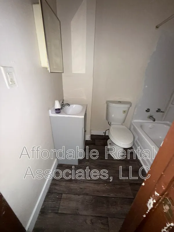 3 bed, 1.0 bath, $1,156 — Photo 1