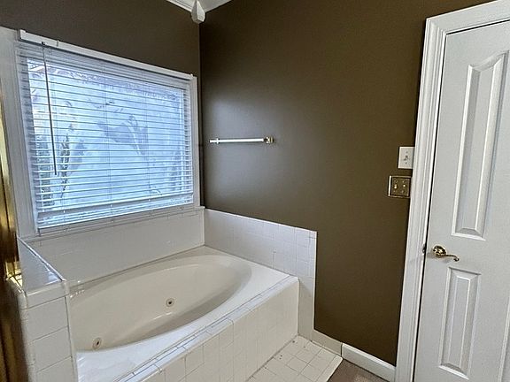 4th image of 9902 Lottie Ln