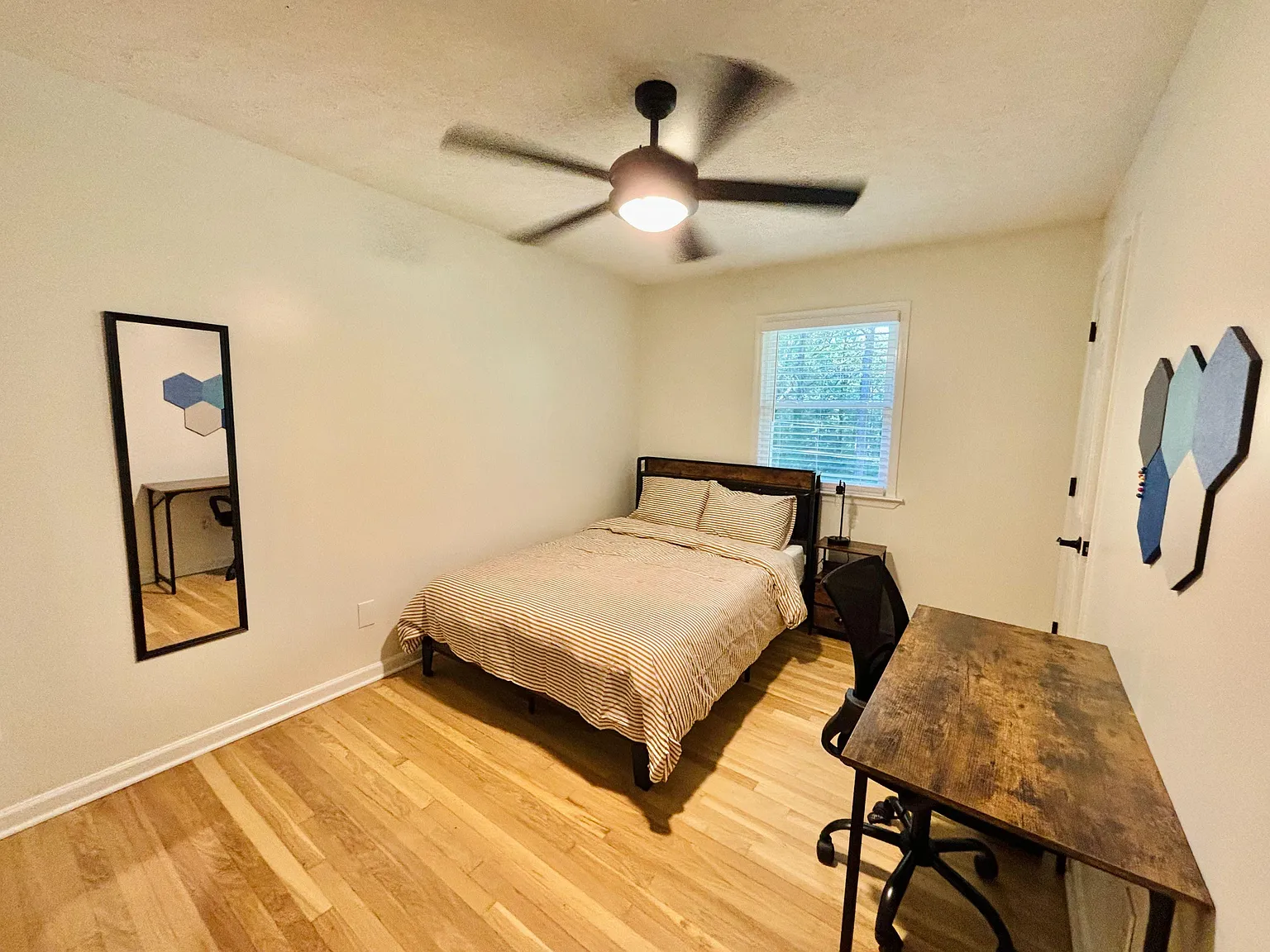 4 bed, 3.0 bath, 1900 sqft, $771 — Photo 1