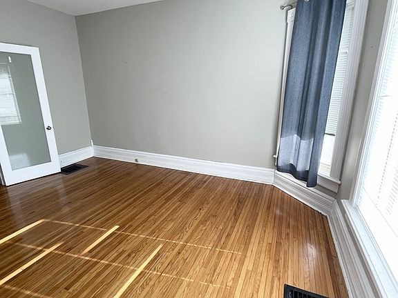 4th image of 389 King St W Unit A