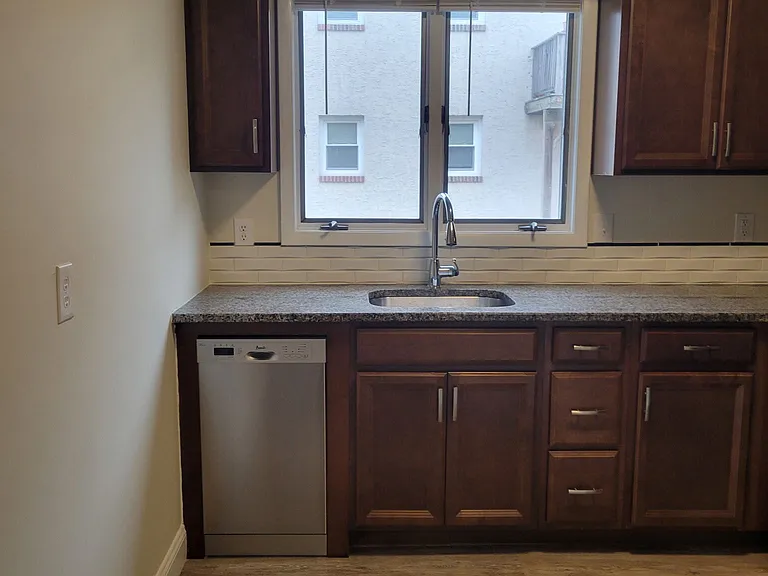 377 W Broad St — Photo 5