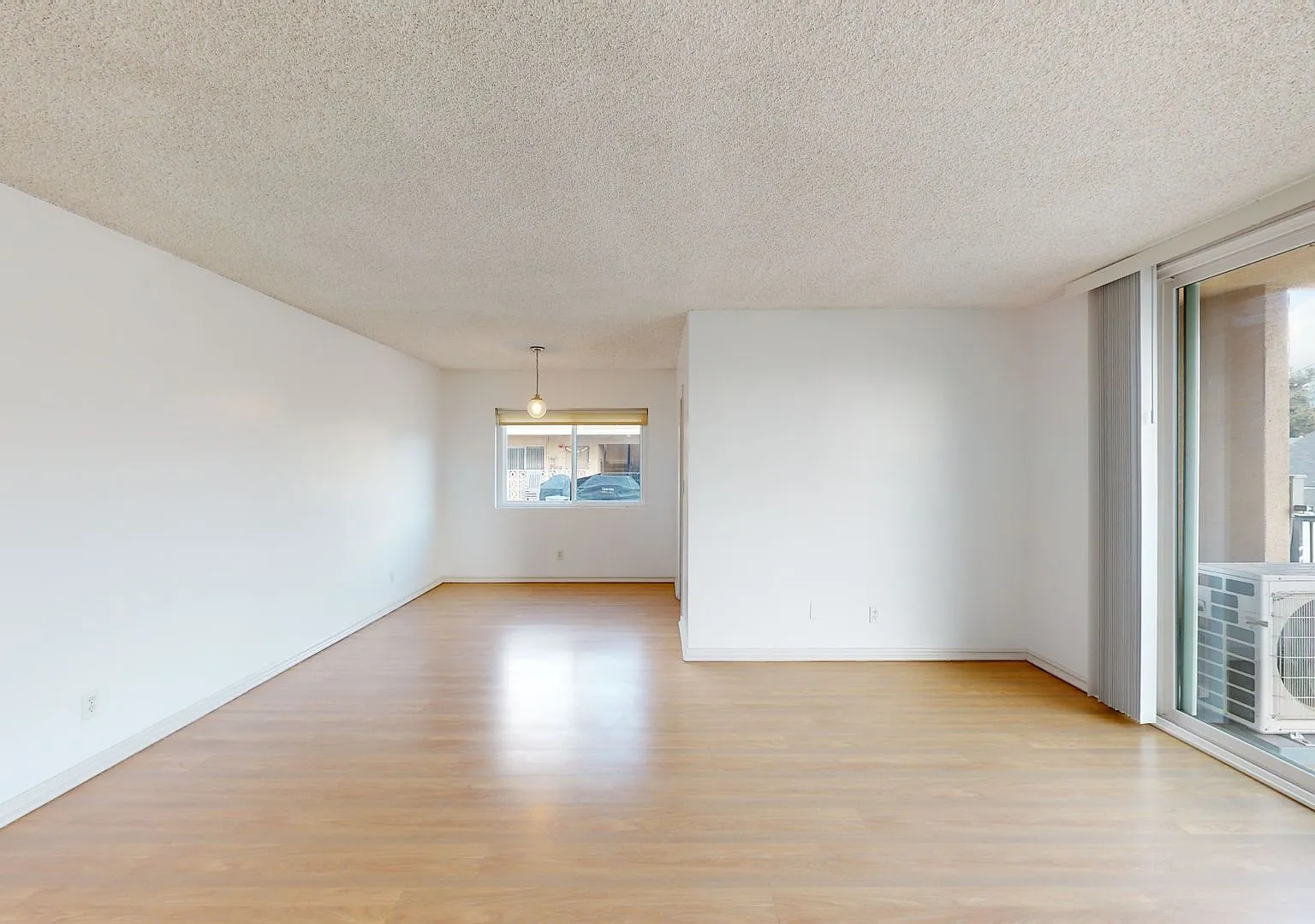 Beautiful, Centrally Located, 1 Bedroom 1 Bath Condo in Pasadena with Parking — Photo 4