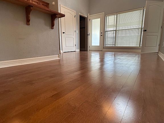 2nd image of 922 W 15th St APT 7