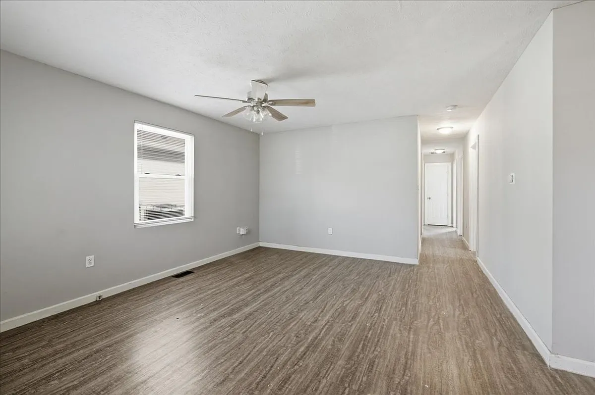 Building Photo - 2819 N Gladstone Ave