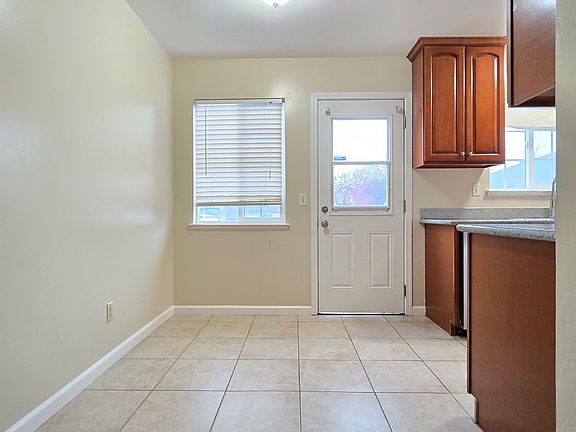 3rd image of 1586 Parkview Ave APT 3