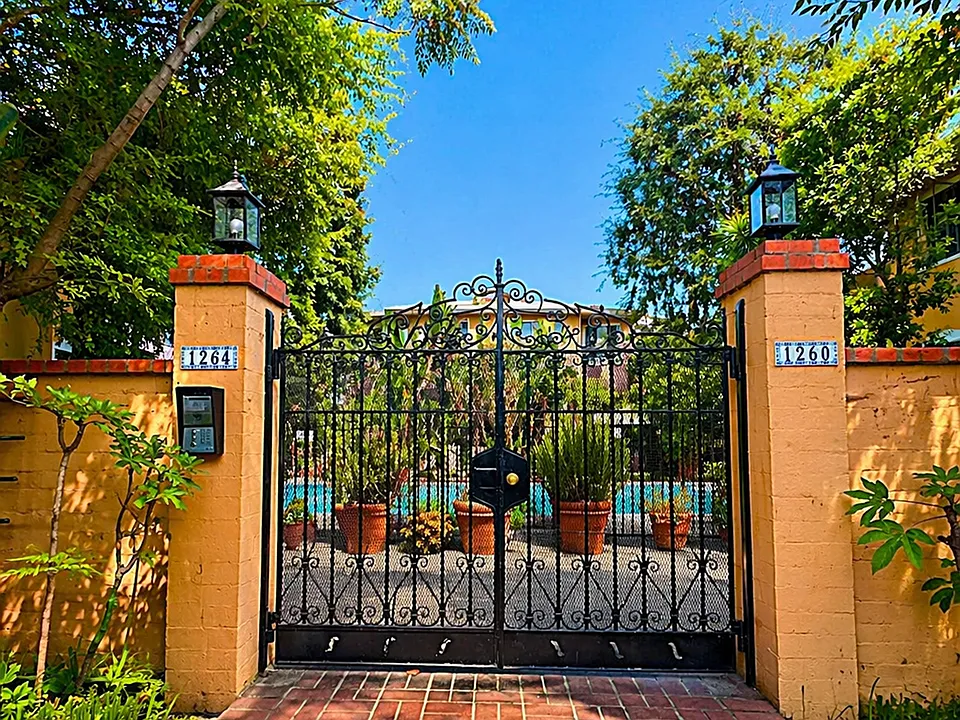 Hayworth Courtyard Apartments West Hollywood Living