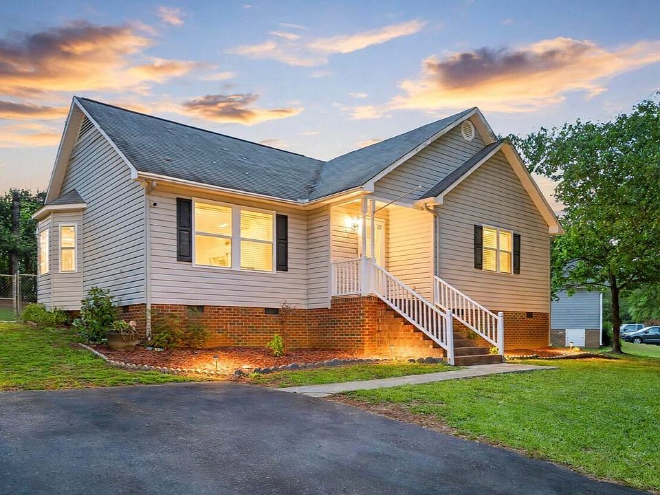 1st image of 215 Brookfield Cir