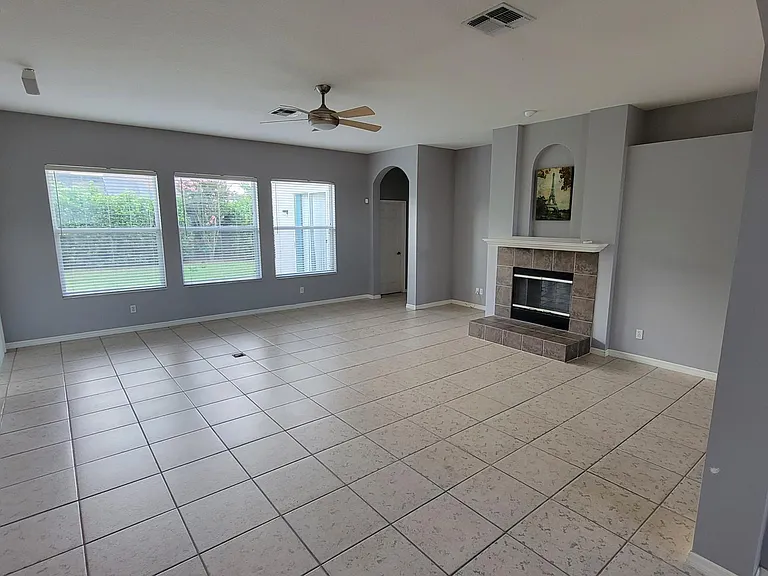 9841 Montclair Cir — Photo 4
