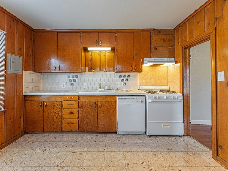 458 College Ave — Photo 7