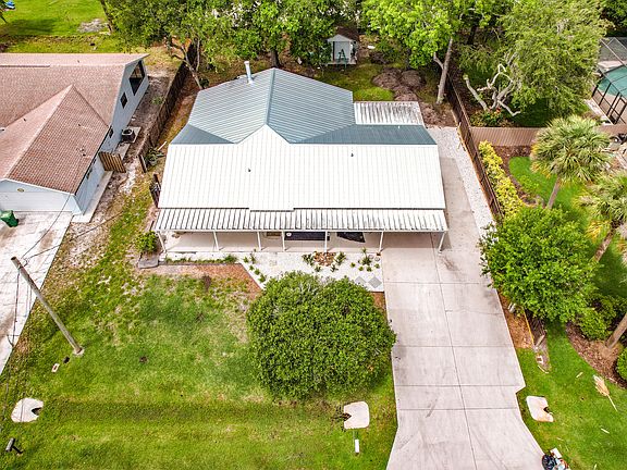 3rd image of 5807 Balsam Drive