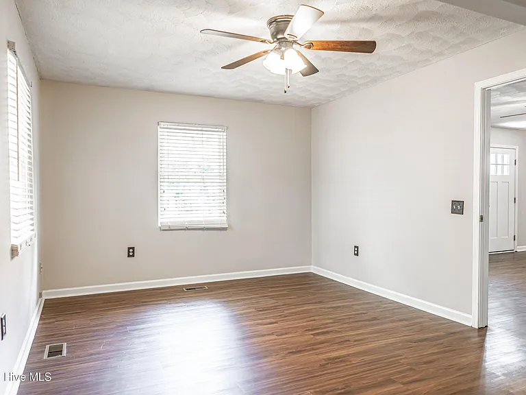 620 E New England Ave — Photo 9