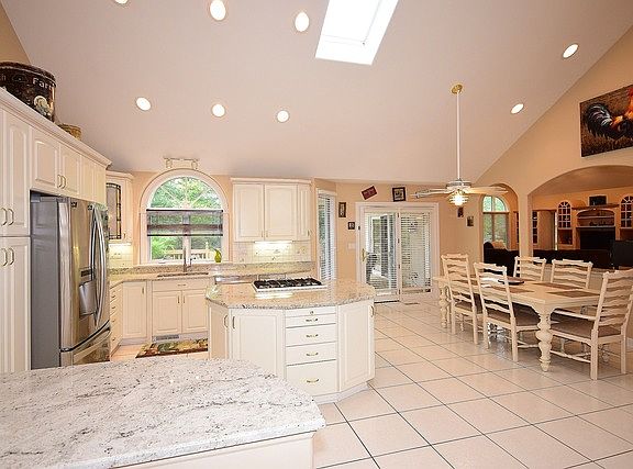 4th image of 393 Crestwood Ct
