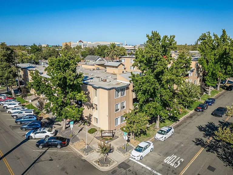 The Elms Apartments at 28th St — Photo 7