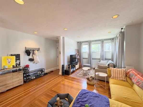 194 Watertown St #1, Watertown, MA 02472