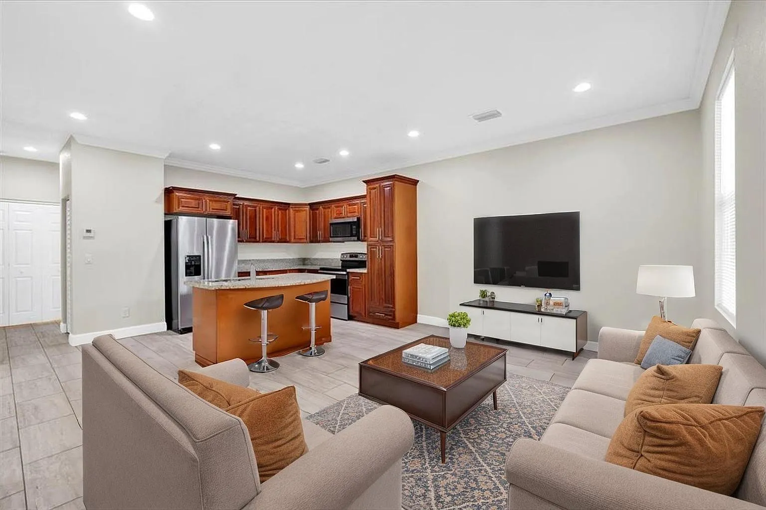 3 bed, 2.0 bath, 1192 sqft, $2,200 — Photo 2