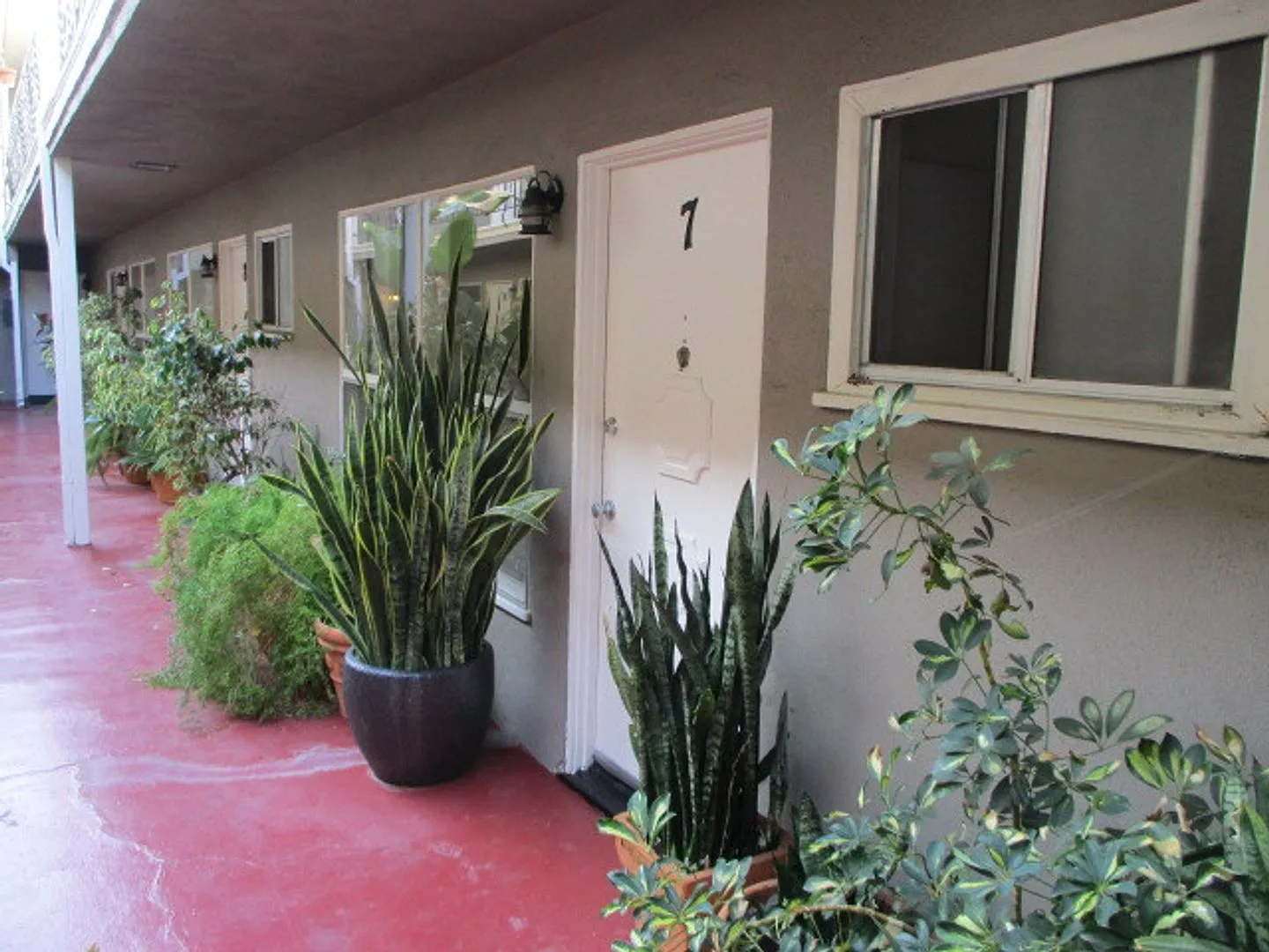 1217 Havenhurst Dr — Photo 2