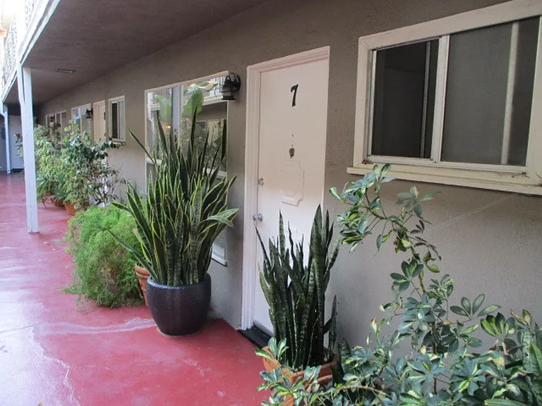 1217 Havenhurst Dr — Photo 2