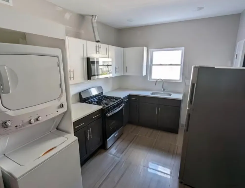 3 bed, 950 sqft, $2,400 — Photo 2