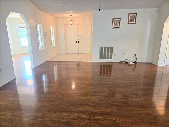 5th image of 9233 Geneva St